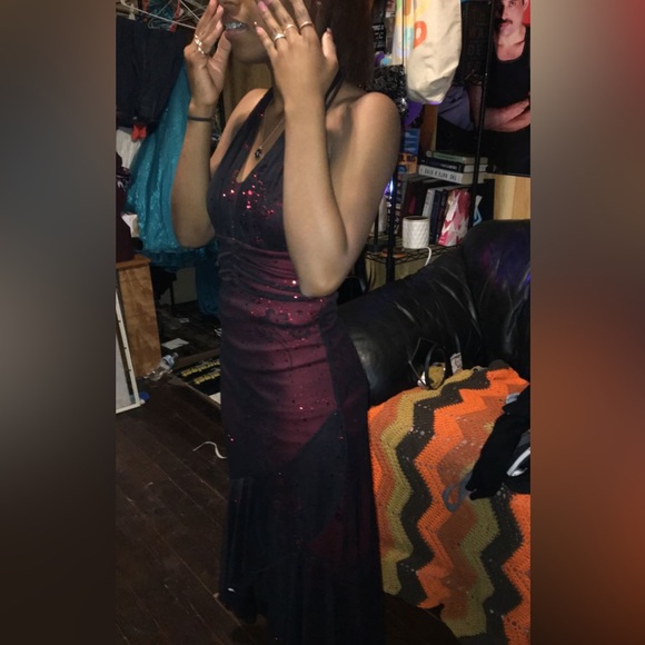 Red Silk, Black Lace with rosé design - Picture 3 of 3